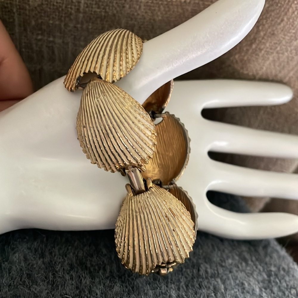 Vintage Gold tone Shell Bracelet - Picture 7 of 7